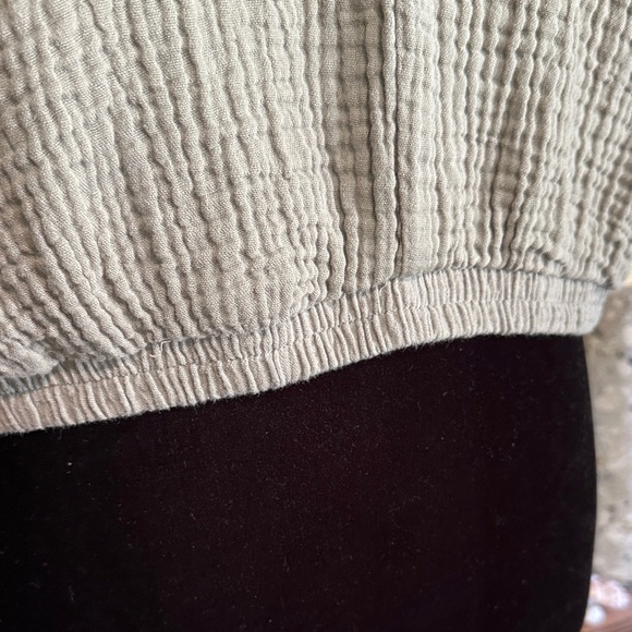 George V-Neck Crop Top - Picture 3 of 7